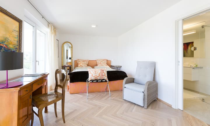 Dormitorio 1 con cama tamaño queen y baño privado. 