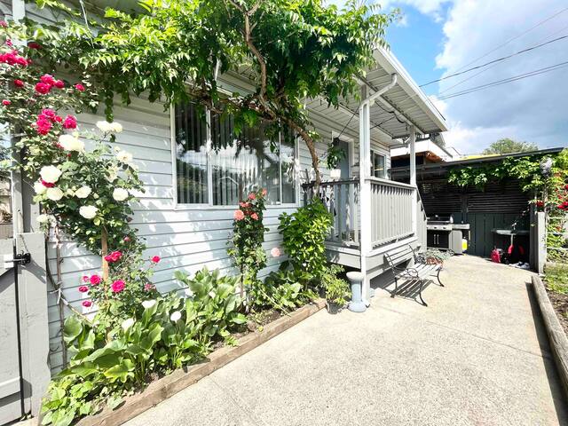 Spacious Kitsilano Home with Sunny Patio + Garden gallery image 3