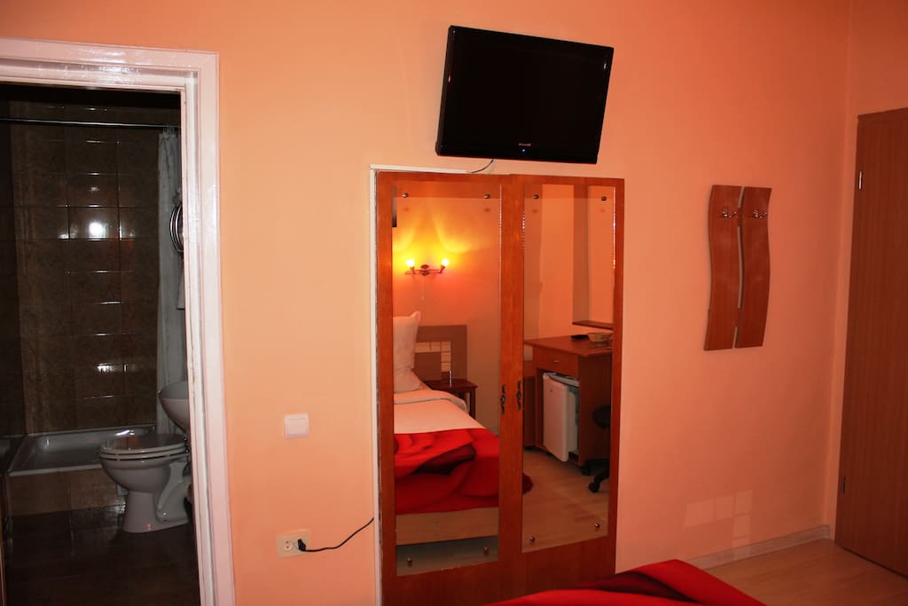 poppies room, TV