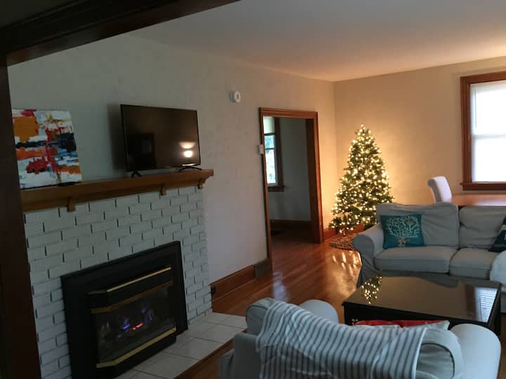 A Private Retreat In The Centre Of Bayfield! - Clinton