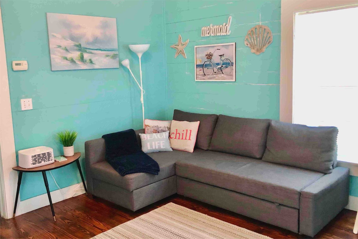 Kauč u punoj veličini - dodatna posteljina, udobnost i jastuci koji se nalaze ispod odjeljka za odlaganje. 