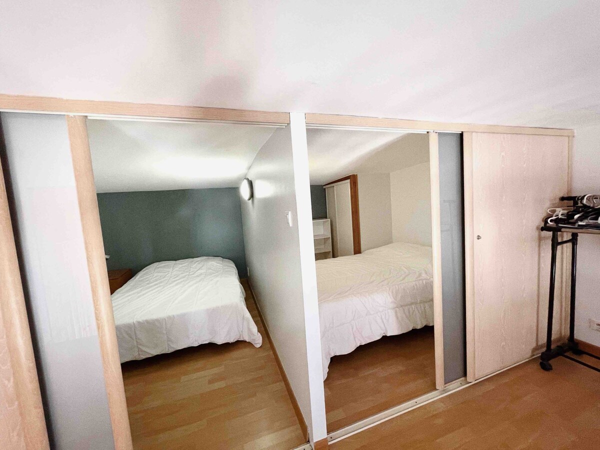 การปิดห้องในตู้เสื้อผ้า บนชั้นลอยเพดานต่ำ 