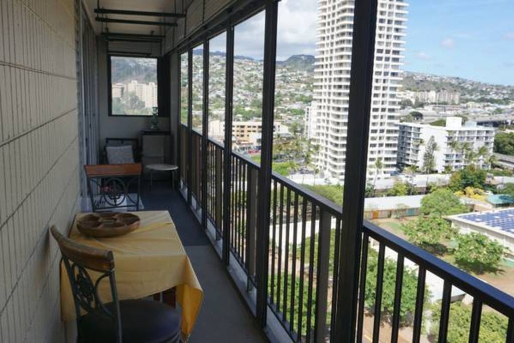 Lanai eating area.