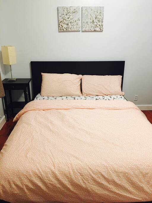 Comfy queen sized bed with memory foam mattress