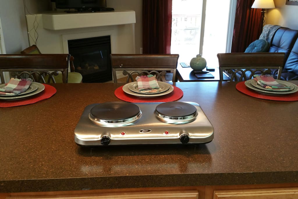 A handy hotplate for cooking on the bar allows you to cook your own meals as you wish. You will find pots, pans, knives and utensils stored in the drawers below.