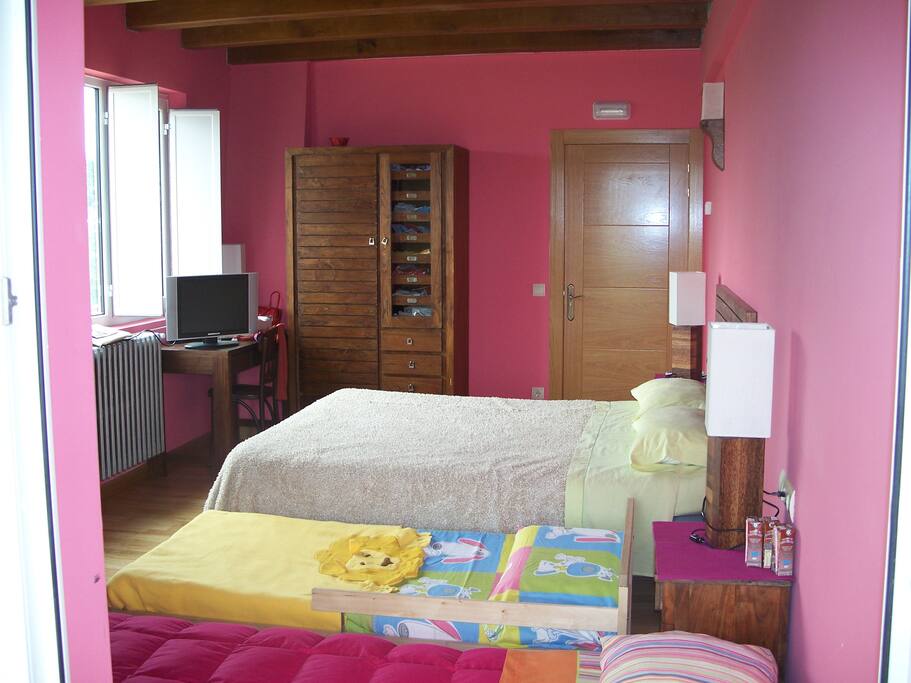 Habitación 5 de 18m2 + baño + balcon (con 3 ventanas)