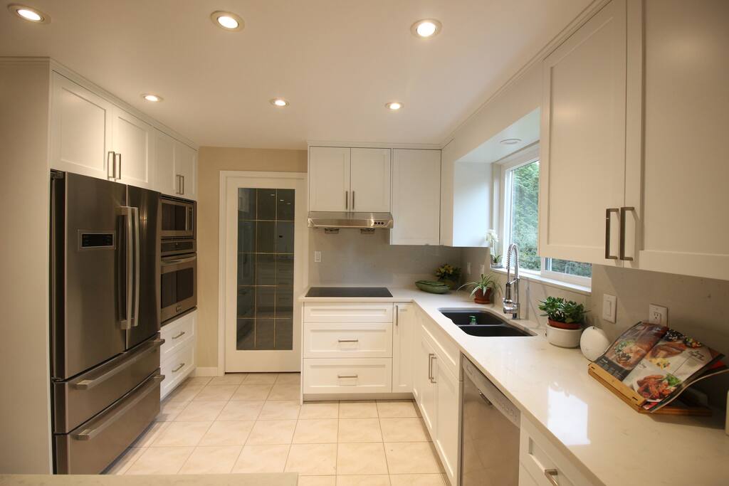 Brand new fully equipped kitchen for light cooking.