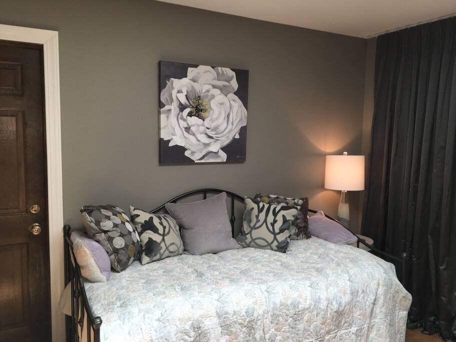 3rd bedroom option for primary listing. Twin bed with trundle below to make 2 twins.