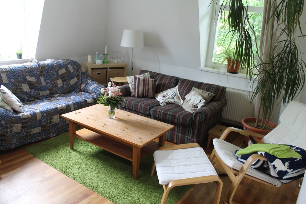 Offenes Wohnzimmer mit Verbindung zum Esszimmer und zum Schlafzimmer. Lädt zum Verweilen ein :)
