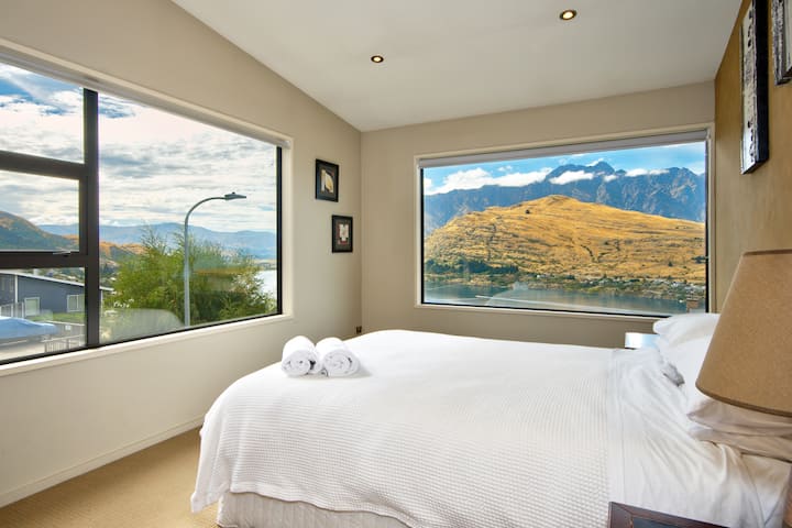 ห้องนอนใหญ่ 1 เตียงคิงไซส์พร้อมห้องน้ำในตัว