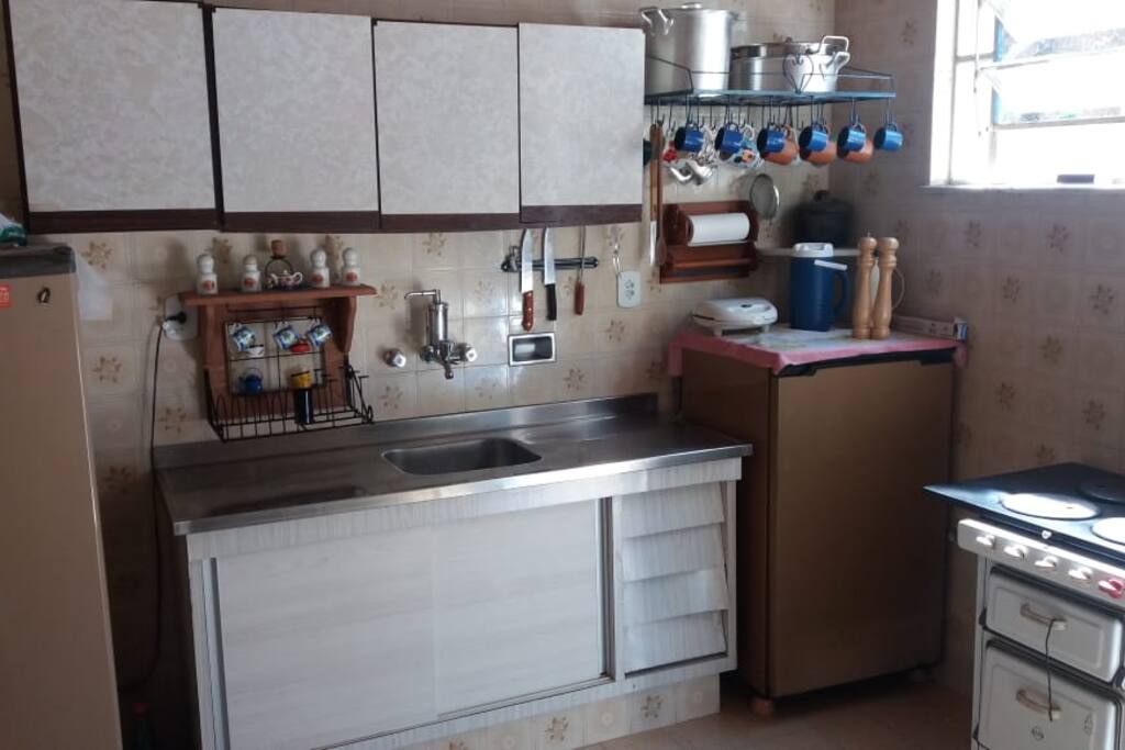 Cozinha é sempre a parte da casa onde as pessoas mais ficam. Essa é nossa. Levemente rustica.