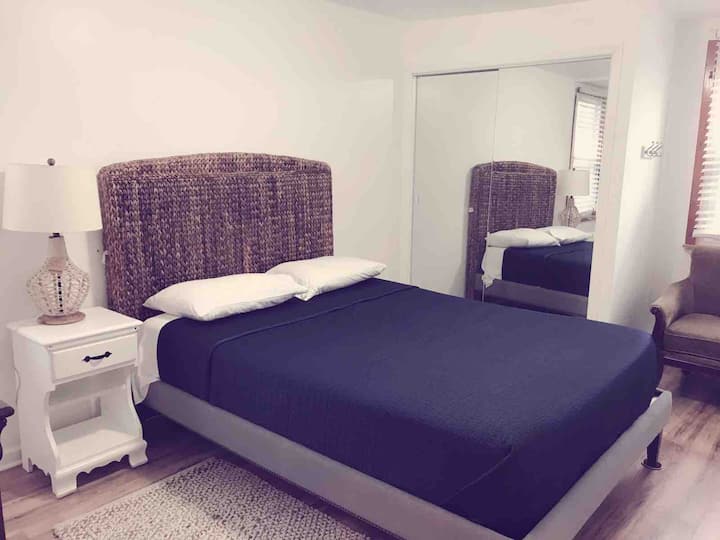 غرفة النوم الرئيسية في الطابق الأول بسرير بمقاس كبير. 