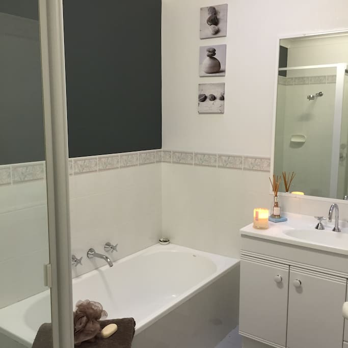 Main Bathroom with full size bath