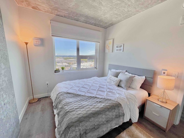 Queen bed with soft bamboo bedding and black out curtain. Bedroom with nice view of Mt.Rainier