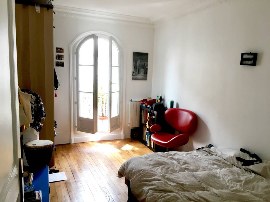 La chambre (vue de l'entrée)