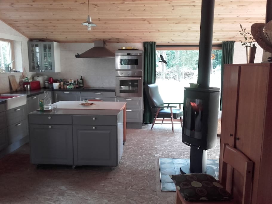 Open keuken met mobiel tafelblok en draaibare kachel