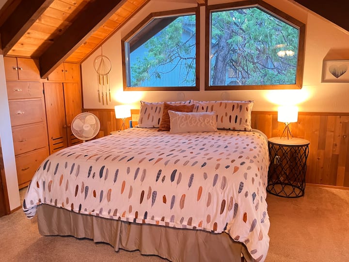 Главна спална соба.  Прекрасен поглед на дрвјата од прозорците над креветот.