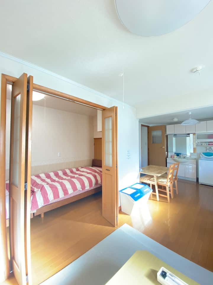 Hay una habitación en el primer piso