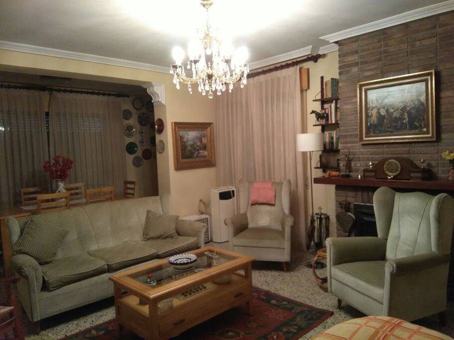 Salón con chimenea