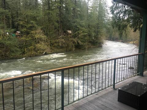 Riverfront Escape:Cozy Cabin offering unreal views