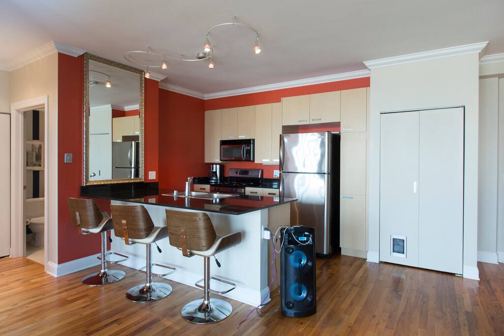 Perfect kitchen with everything you need for cooking, eating and drinking.
Bars tools are comfy to sit on while you eat dinner or keep the chef company.
