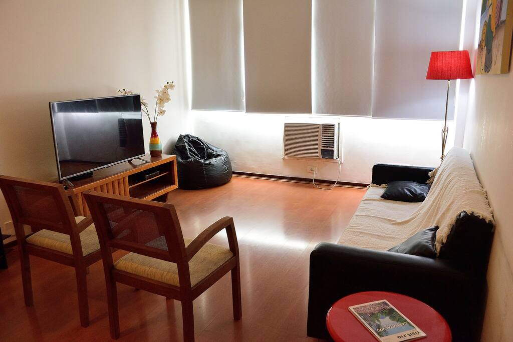Spacious and illumitaded living room with HDTV, cable and air conditioner.
(Sala de estar ampla e ilumidada, com televisão HD, cabo e ar condicionado)