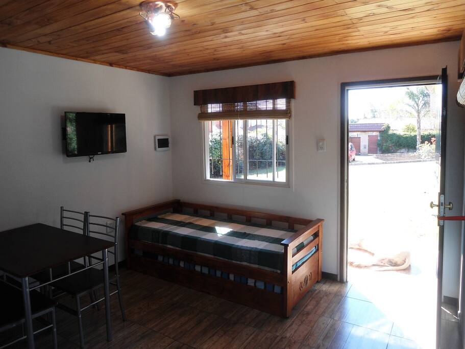 SmartTv, mesa y sillas, sofá-cama & cama marinera, también con colchones de alta densidad de 80 x 190 y 18 cm de confort.