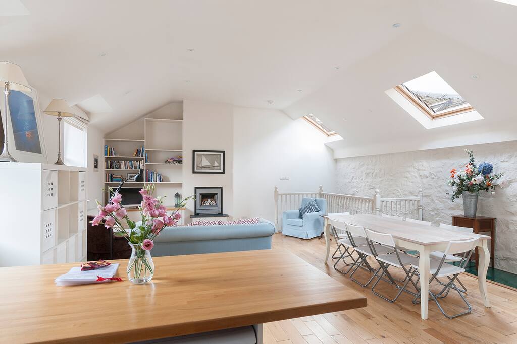 Light and bright living area on first floor with kitchen and dining table