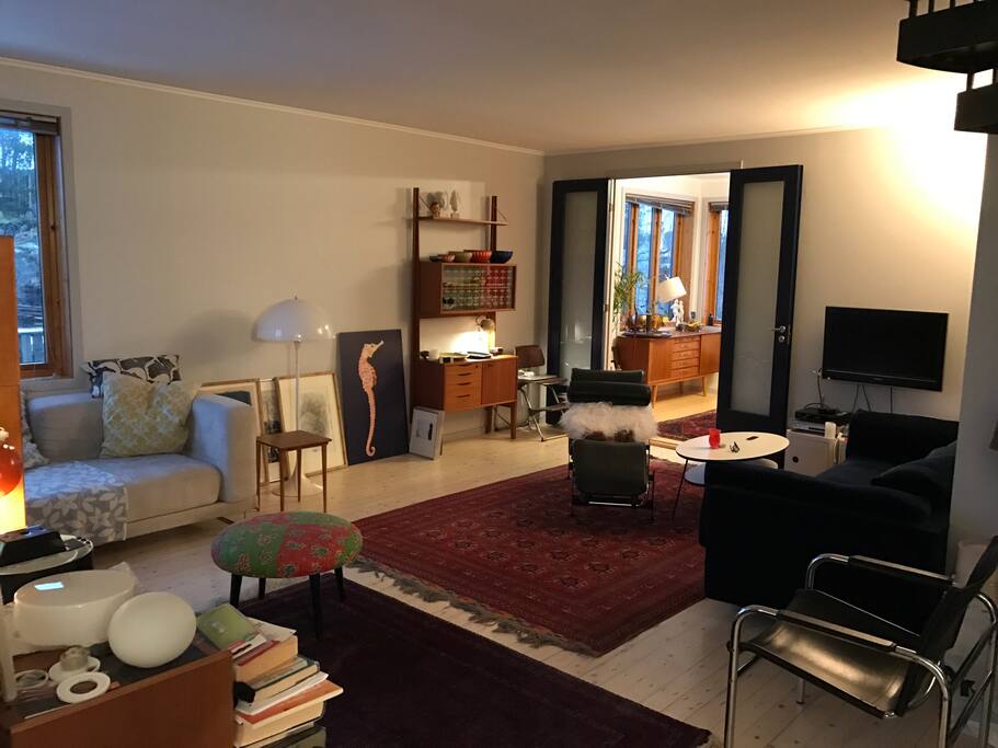 Livingroom. Here there are a lot of seeting arrangements , a tv and a fireplace. The door is to another smal livingroom.