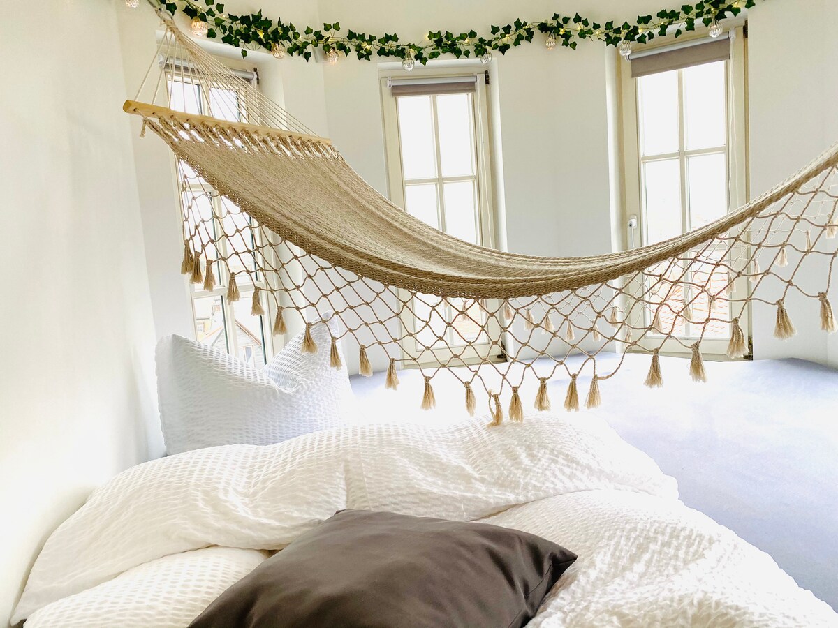 Hammock above outlet bed