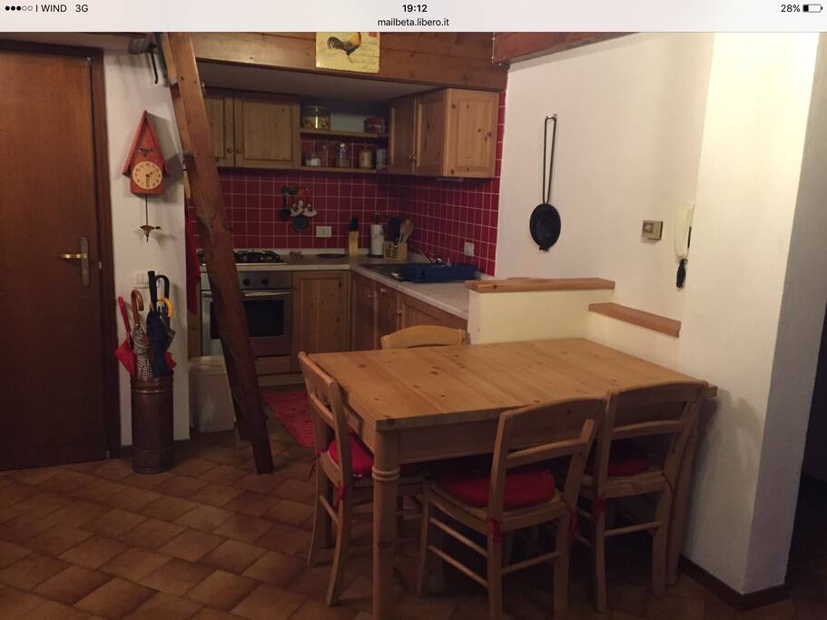 Angolo cottura completamente attrezzato con tavolo da pranzo