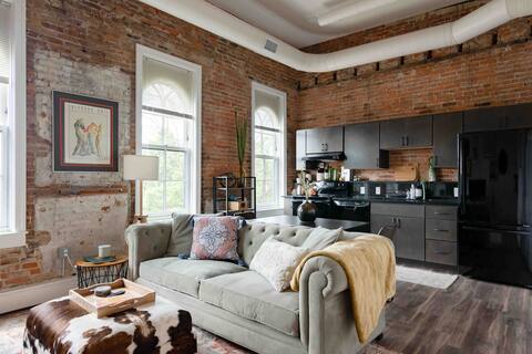 Light Filled Artist Loft -  Downtown Depot town