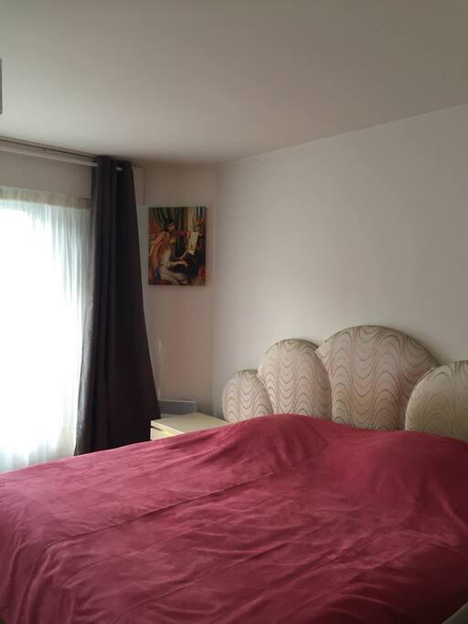 Chambre à coucher qui dispose également d'une terrasse et salle de bain. A l'étage