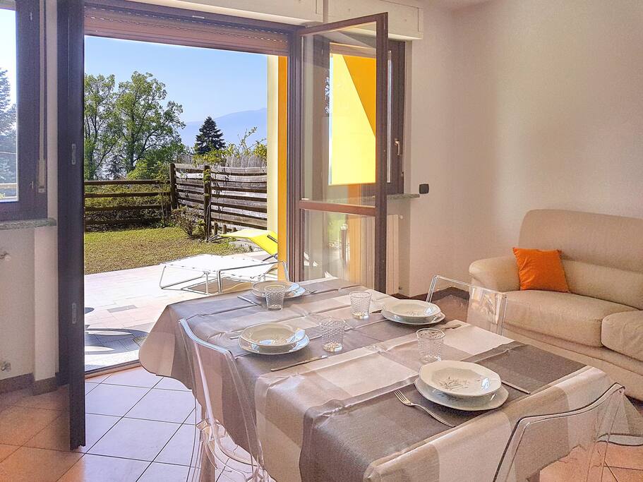 sala con vista sul giardino