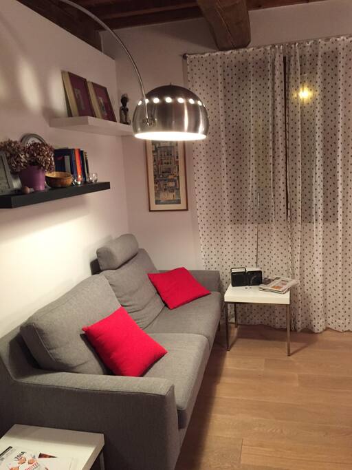 Soggiorno con divano e zona TV