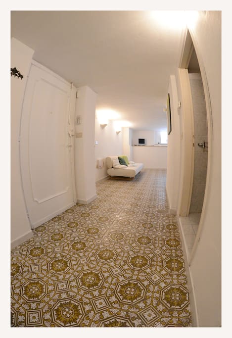 ingresso e corridoio centrale dell'appartamento