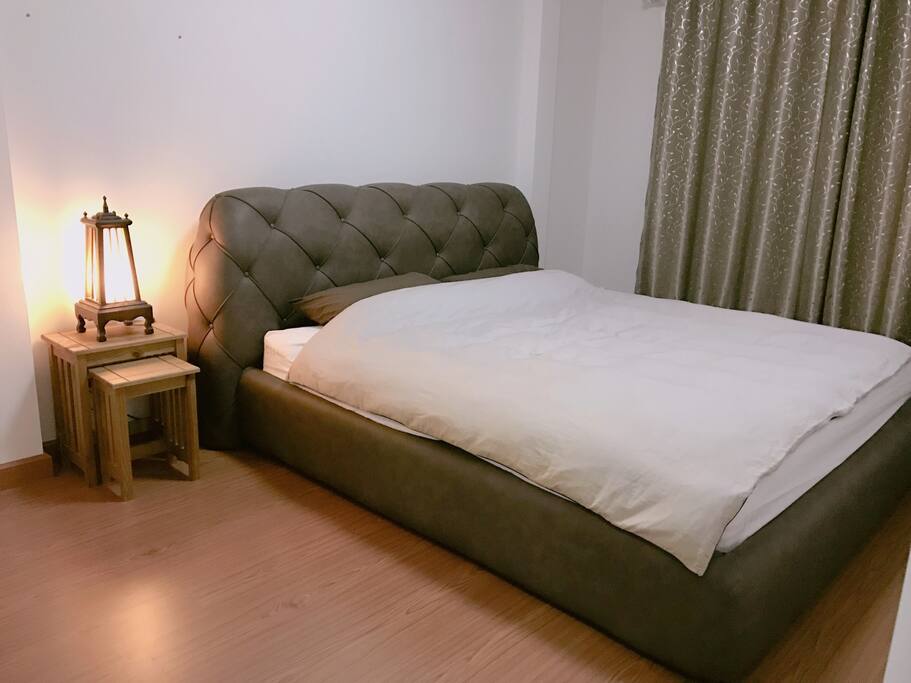 The main bedroom. 6-feet bed with supersoft 6-star hotel brand bedding. Dont hesitate to wake up in the morning. Chiangmai has more interesting things to do. ;)
