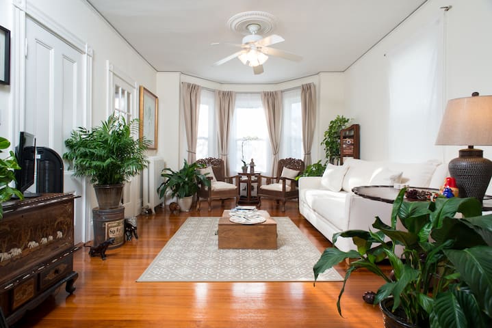 Spacious 5BR Condo w/parking near METRO