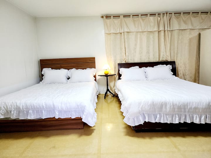 Foto interna della camera da letto nella dépendance (2 set di letti matrimoniali)
