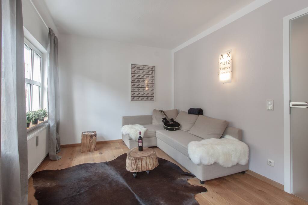 helles Wohnzimmer in modernen Naturfarben gehalten echte Felle geben den gemütlichen Flair