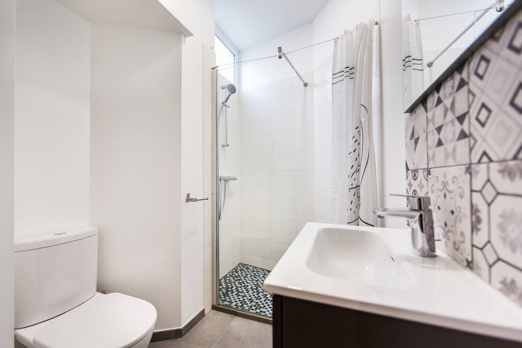 Confortable salle de bain avec une belle douche à l'italienne.