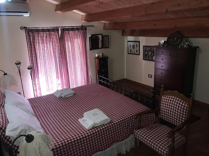Dhomë dyshe nr. 1, me mundësi për të shtuar një krevat fëmijësh.
