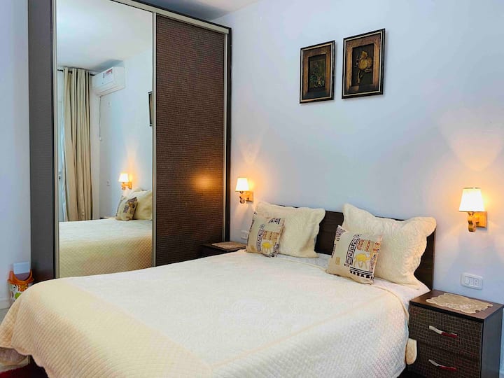 غرفة نوم مع تراس