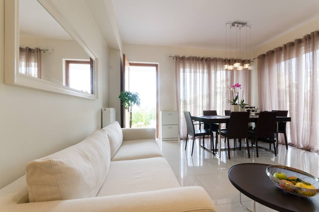 Level 1: living room with dining area and kitchen. TV, sound system, air condition, dishwasher electric & microwave oven,
coffee maker Nespresso
1 уровень: светлая гостиная со столовой зоной и кухней. ТВ, аудиосистема, кондиционер, посудомойка, электроплита, духовка, СВЧ-печь, кофеварка