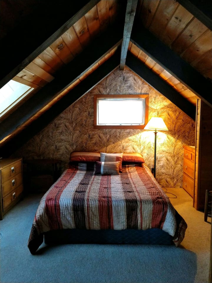 חדר שינה בלופט עם מיטת קווין סייז