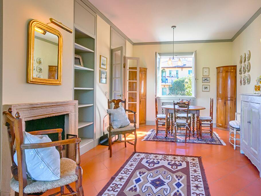 La sala con camino/the living room with chimney