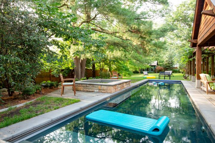 Glenmont Inn-Whole House! Outdoor oasis-Pool,Fire gallery image 3