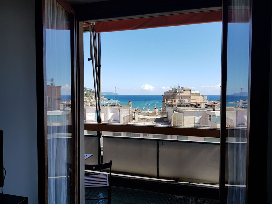 Bedroom with Private balcony with wonderful Seaview. In the city's heart!