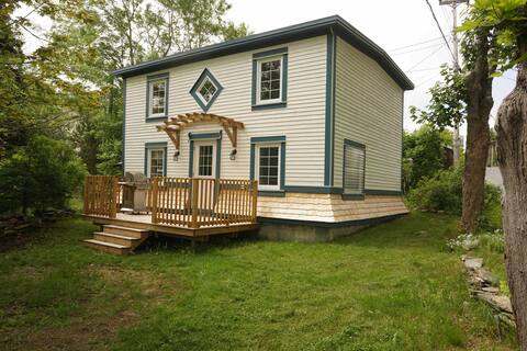 Biscuit Box Cottage in the heart of Brigus