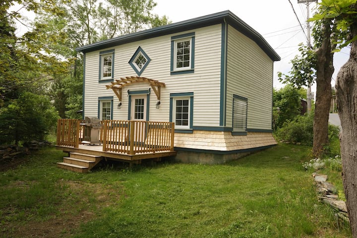 Biscuit Box Cottage In The Heart Of Brigus Houses For Rent In Brigus biscuit-box-cottage-in-the-heart-of-brigus-houses-for-rent-in-brigus